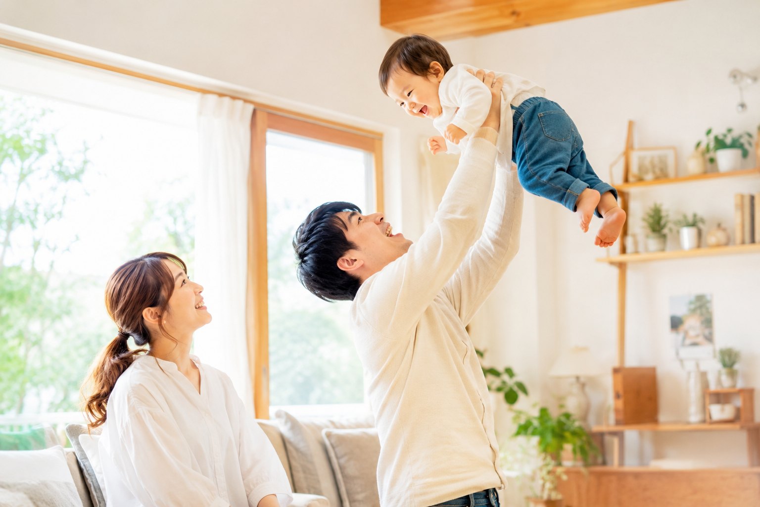 家族を抱き上げる父と見守る母